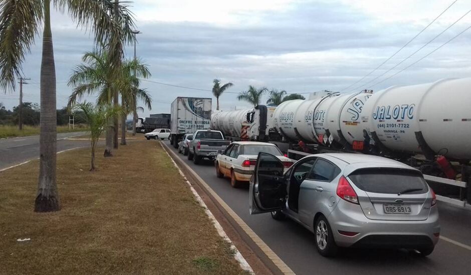 Fila atrapalhou o tráfego de veículos pela BR-262 em Três Lagoas