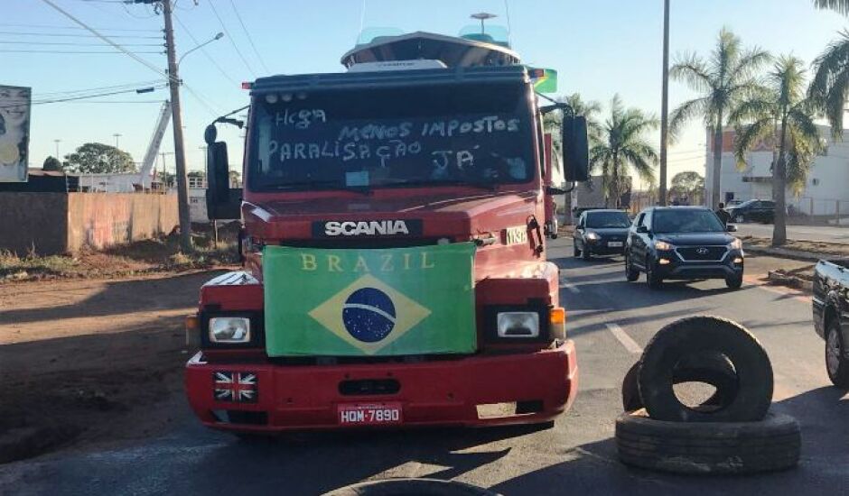 Caminhoneiros autonômos decidiram paralisar as atividades, em Três Lagoas, e trancaram a entrada e saída da BR-262, que liga o município a São Paulo.