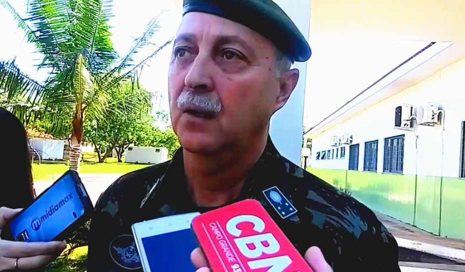 Ao ser questionado sobre intervenção militar, comandante disse que Exército cumpriu papel constitucional.