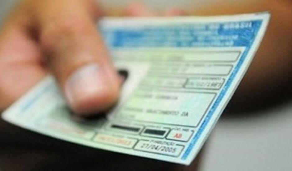 A suspensão de carteira varia de um mês a um ano, dependendo da infração, segundo o Detran-MS