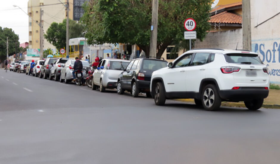 Motoristas formam fila quilométrica na avenida Filinto Muller com esperança de conseguir abastacer o veículo