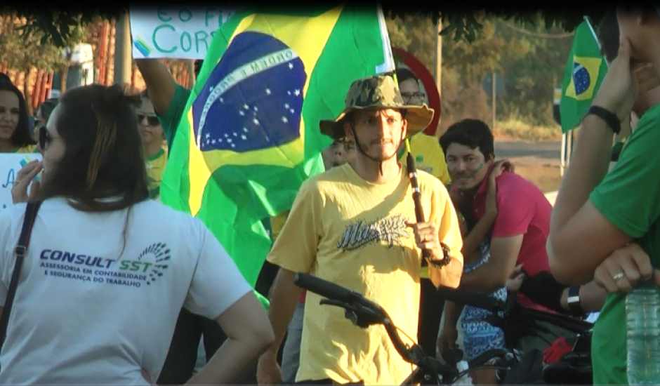 Em Três Lagoas, moradores participaram de manifestação na tarde deste sábado