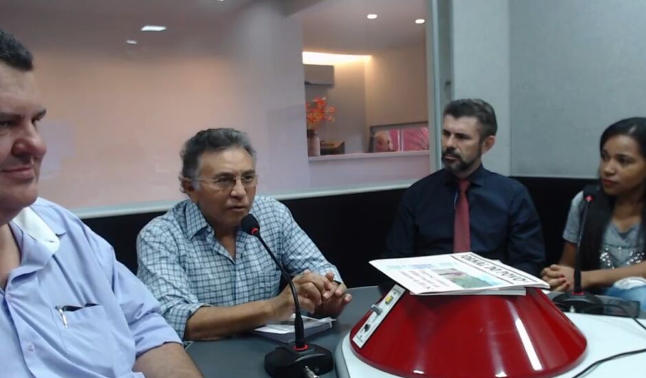 Odilon (ao centro), durante entrevista à Cultura FM Três Lagoas