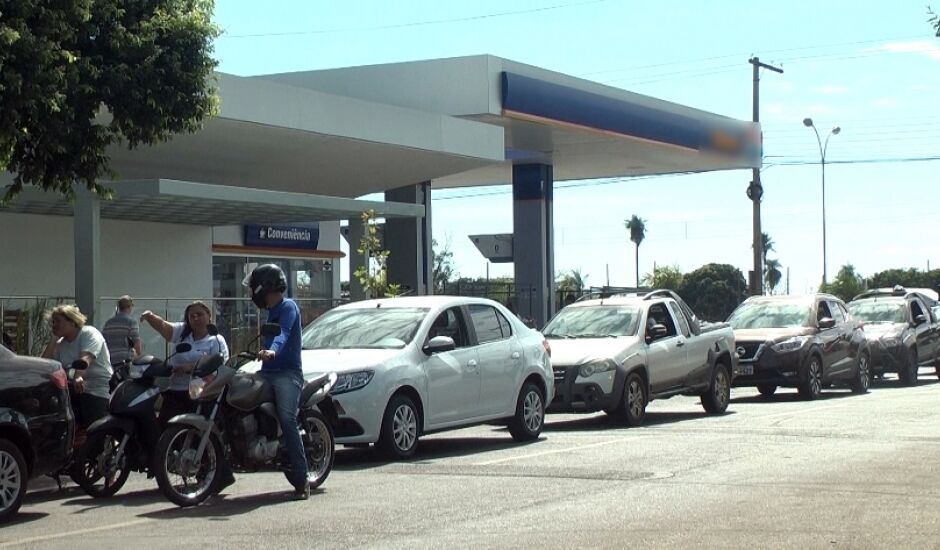 Motoristas enfrentam fila gigante em um único posto que oferece combustível, em Três Lagoas.