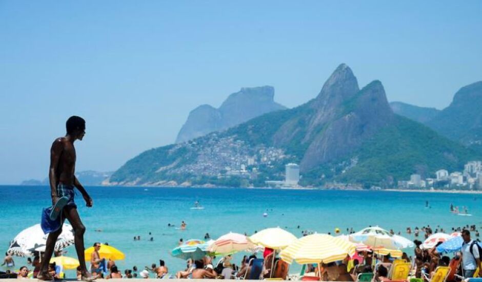 Cariocas e turistas enchem praias do Rio