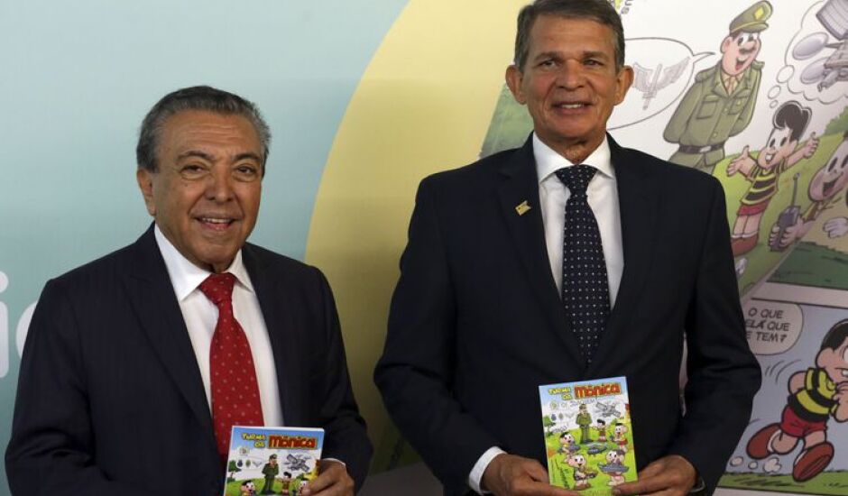 O Ministro da Defesa, Joaquim Silva e Luna e o escritor Mauricio de Souza durante o lançamento do almanaque A Turma da Mônica e a Indústria de Defesa