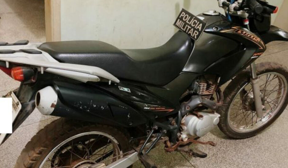 Motocicleta Honda Bros 150, preta, foi encaminhada a delegacia de polícia civil