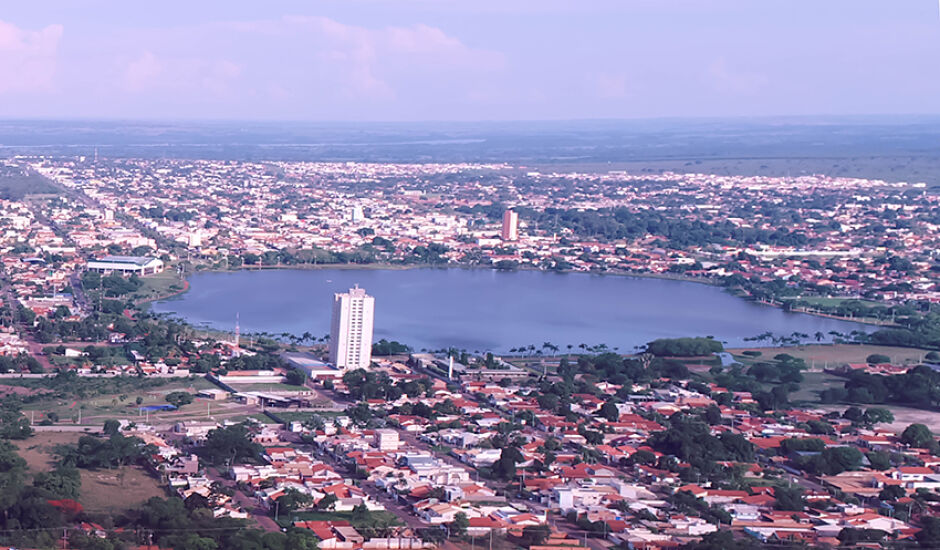 Lagoa Maior, principal cartão postal de Três Lagoas, vista de cima e contrastando com cenário urbano