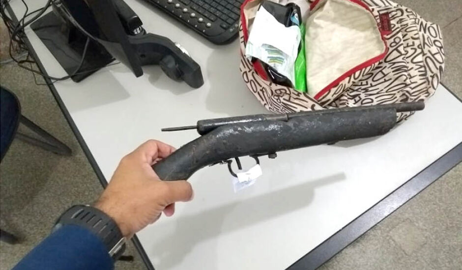 Arma feita a partir de uma espingarda estava escondida em apartamento