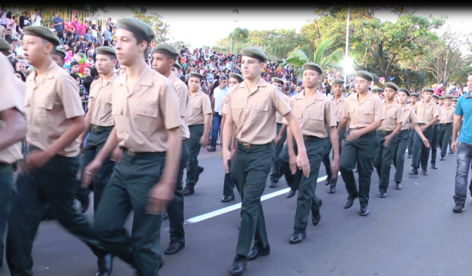 Tradicional desfile cívico foi realizado na avenida Aldair Rosa de Oliveira, na circular da Lagoa Maior