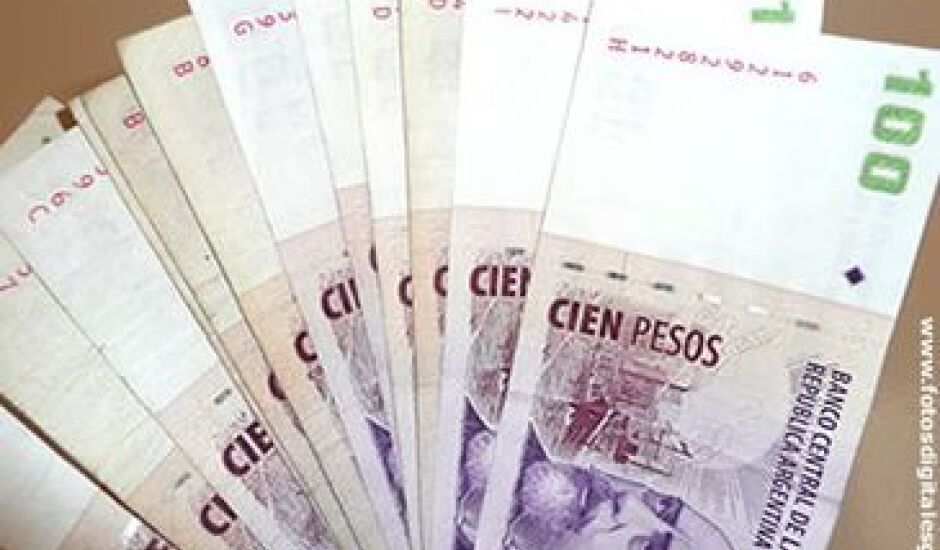Ontem, a moeda norte-americana voltou a subir e o peso argentino perdeu 6% de seu valor