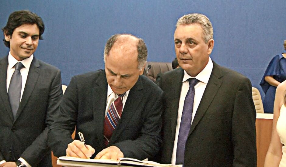 José Pereira assina termo de posse, na Câmara, para o primeiro cargo, em janeiro de 2017; retorno à prefeitura durou menos de um ano