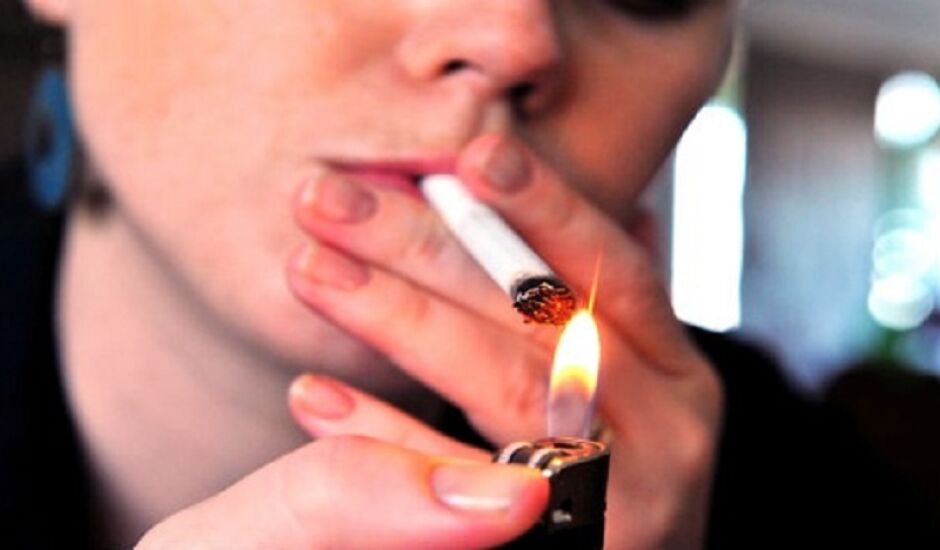 Fumar é hábito que afeta mais pessoas com baixa escolaridade; Curitiba é "capital" dos fumantes