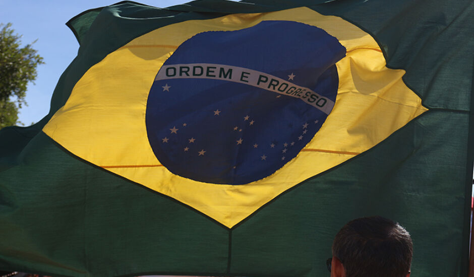 Seleção brasileira entra em campo nesta sexta (22) e os torcedores aguardam a bola na rede.