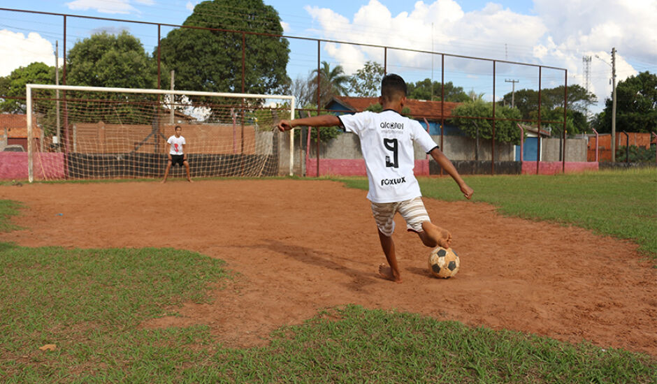 Com o clima da Copa do Mundo, jovens e adolescentes aproveitam para entrar em campo e balançar a rede.