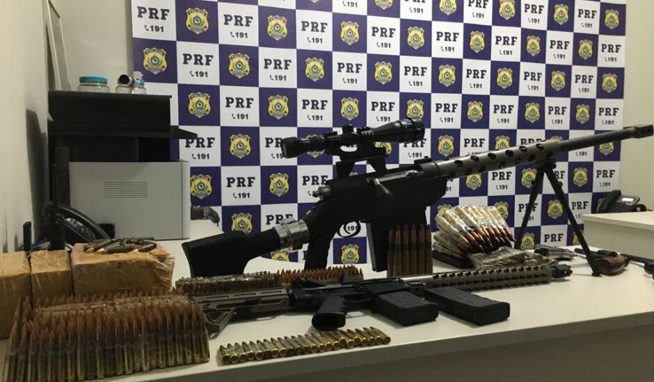 Armas e munição apreendidos pela PRF em Três Lagoas