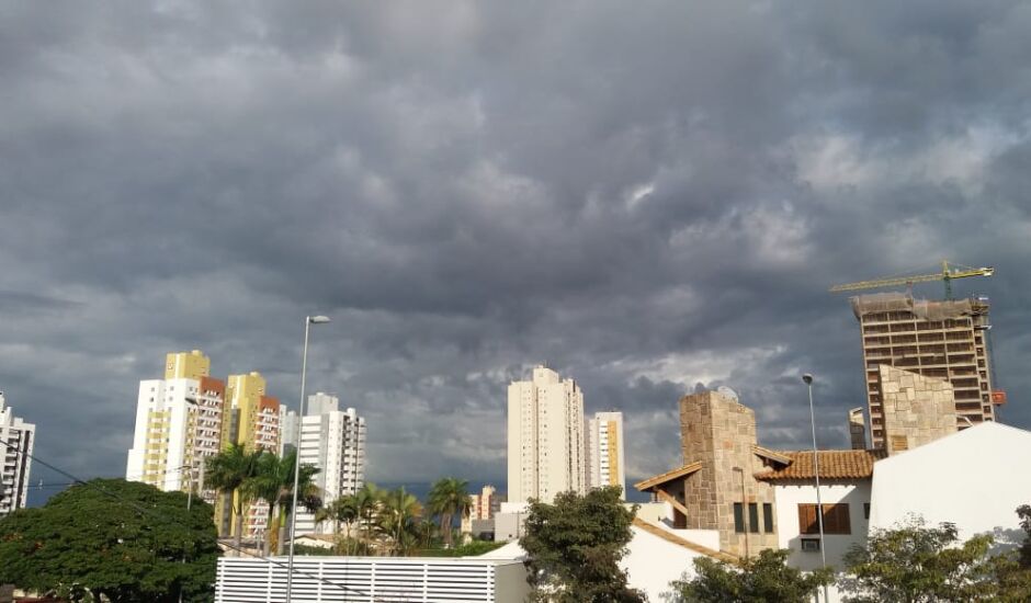 Na capital o clima já mudou e deve chover nas próximas horas.