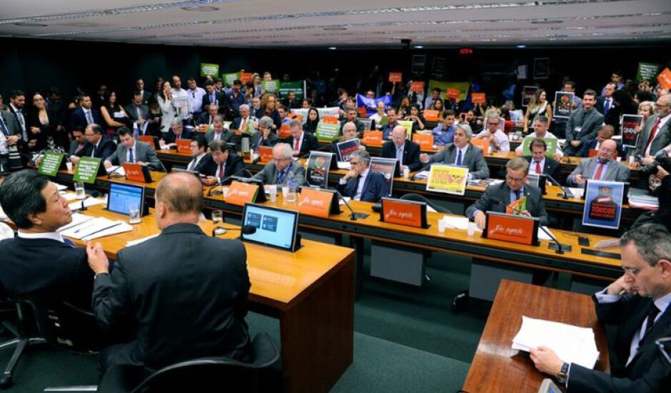 Comissão especial da Câmara debate relatório do deputado Luiz Nishimori sobre PL que estabelece mudanças na Lei dos Agrotóxicos