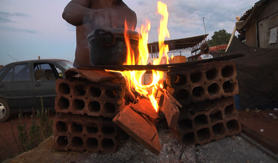 Morador de Três Lagoas mantém vivo forma antiga de cozinhar utilizando fogão à lenha