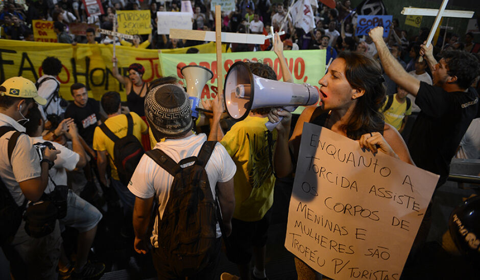 Integrantes do Comitê Popular da Copa protestam contra os gastos públicos no Mundial