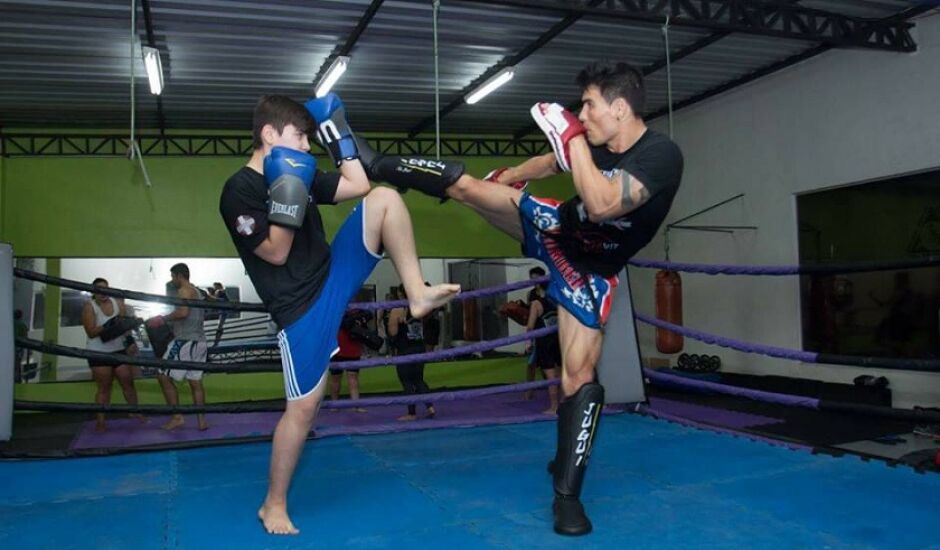 Ahlan Yoschida (direita) tem a chance de disputar WGP, maior torneio de kickboxing da América Latina