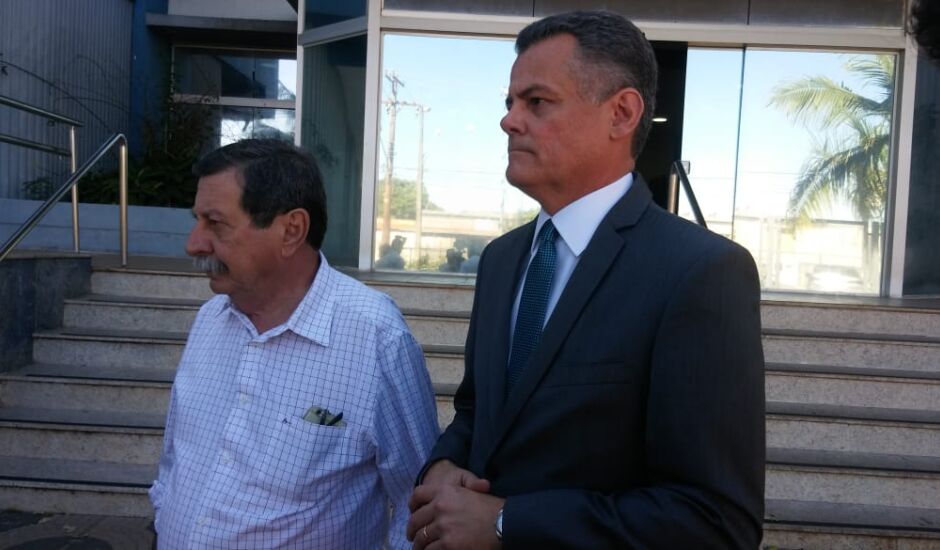 Advogados Renê Siufi e André Borges após prisão na sede da PF nesta sexta-feira (20)