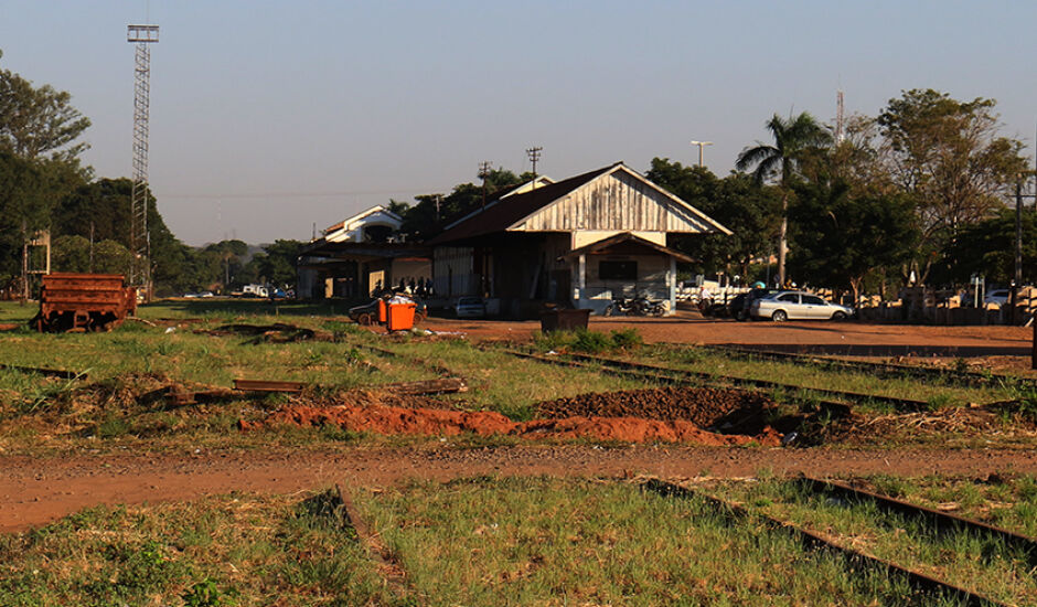 Linha férrea que atravessa Três Lagoas e a antiga área da rede ferroviária Noroeste do Brasil (NOB)