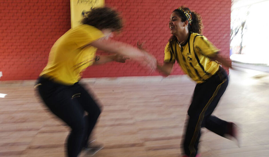 No Brasil, estima-se que 35% dos praticantes de capoeira são mulheres