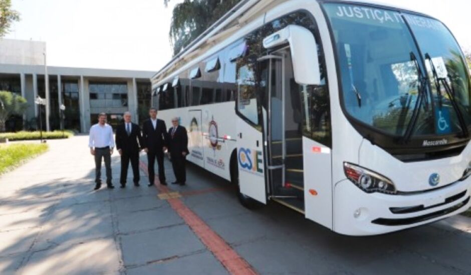 Em junho, houve a doação de um ônibus adaptado para o serviço