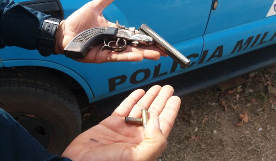 Policial mostra arma que teria sido apreendida com os fugitivos