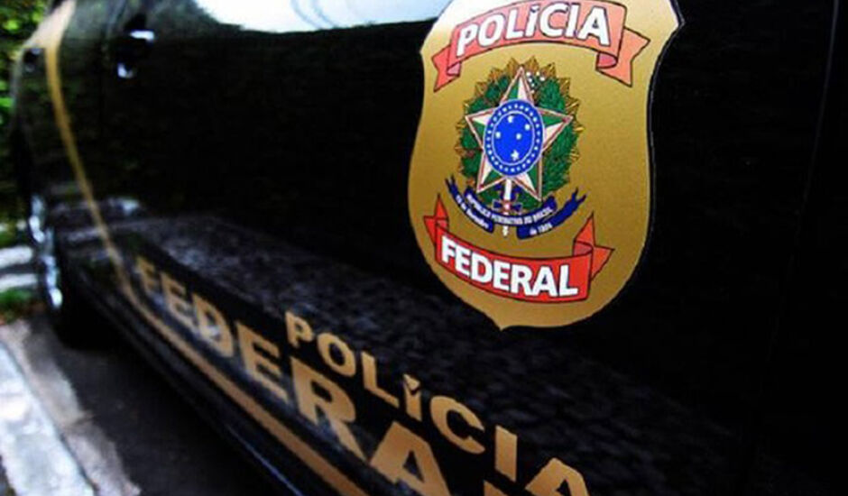 Policiais federais cumprem cinco mandados de busca e apreensão e dois de prisão preventiva