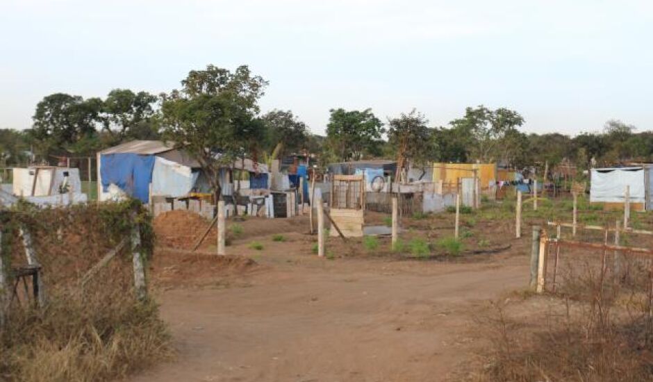 Alegando falta de condições de pagar aluguel, famílias invadem área privada na saída de Três Lagoas