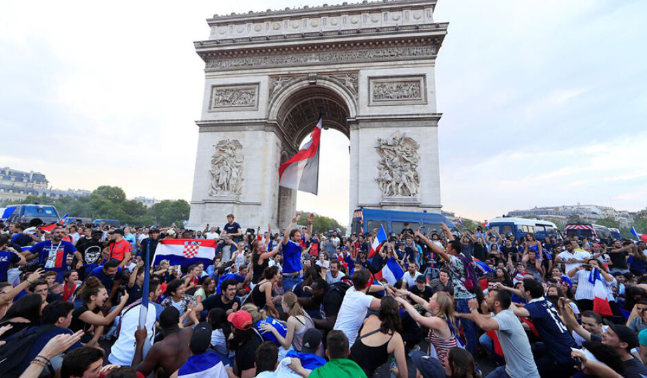Paris revive a euforia de 98 e tem as ruas tomadas por torcedores