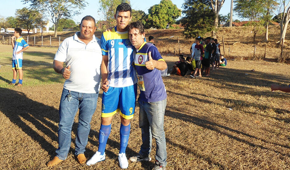 Higor começou o treinamento em escolinha de futebol da Prefeitura de Brasilândia