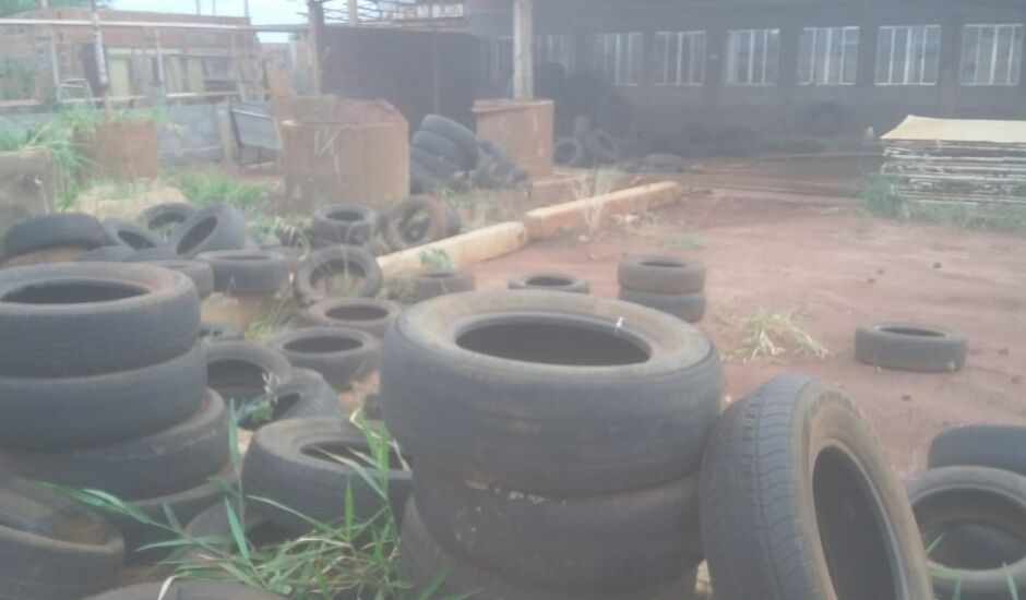 No local há inúmeros pneus com água acumulada, o dono já foi notificado