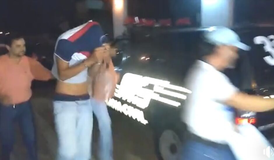 Ronei e Pedro Inácio são levados para carro da Polícia Civil