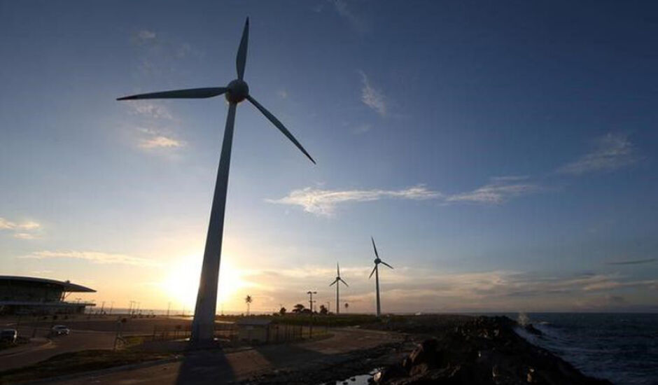 Turbinas eólicas em praia de Fortaleza, no Ceará
