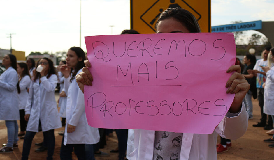 Alunos de enfermagem da Universidade Federal de Mato Grosso do Sul (UFMS) realizam manifestação por falta de professor no curso, em Três Lagoas