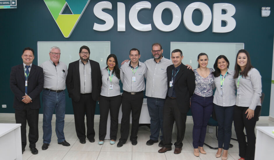 Equipe de atendimento da Sicoob Horizonte, numa das salas da agência inaugurada nesta sexta-feira