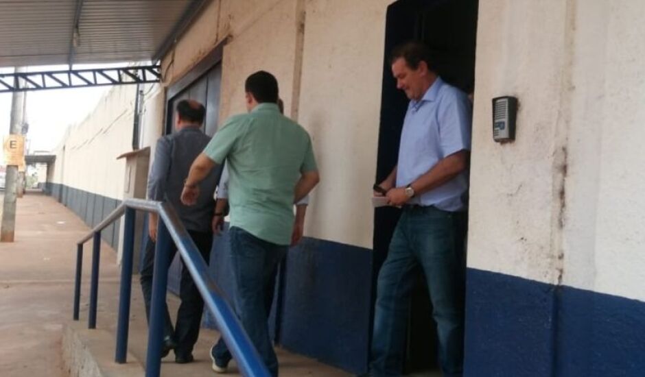 Aliados de Puccinelli saindo do Centro de Triagem Anísio Lima após visita ao ex-governador nesta sexta-feira