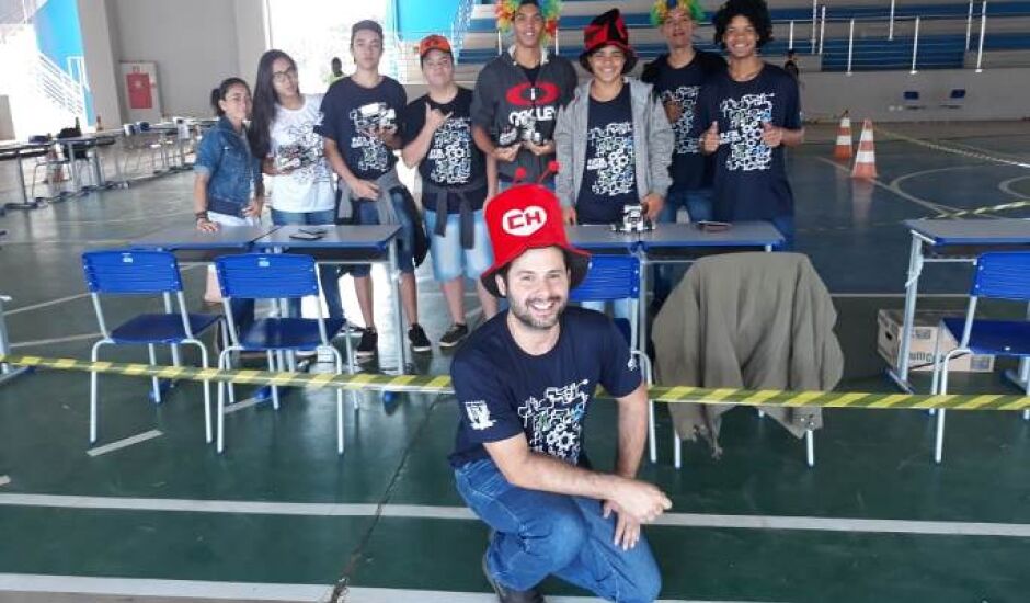 Alunos vencedores em etapa da Olimpíada Brasileira de Robótica no sábado (4)