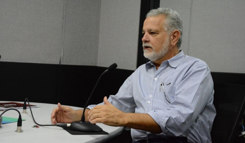 Analista político Tércio Albuquerque em entrevista nos estúdios da CBN em Campo Grande