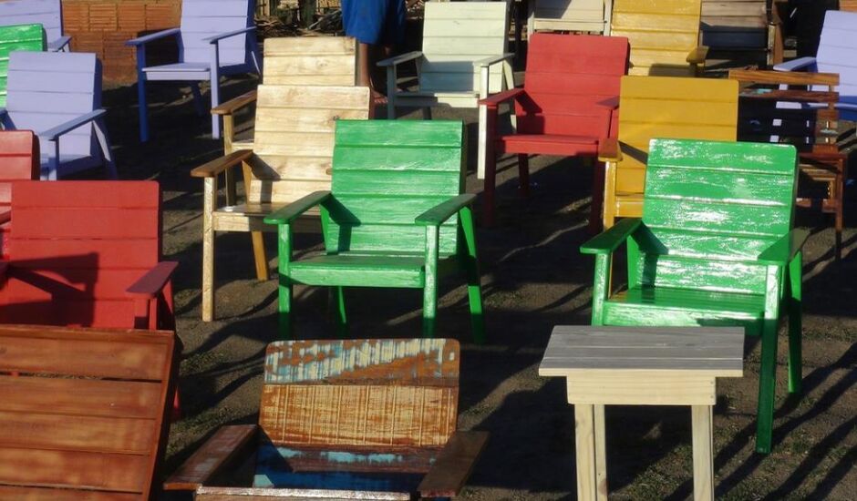 A madeira doada pela empresa é reutilizada e transformada em mesas, cadeiras e utensílios domésticos