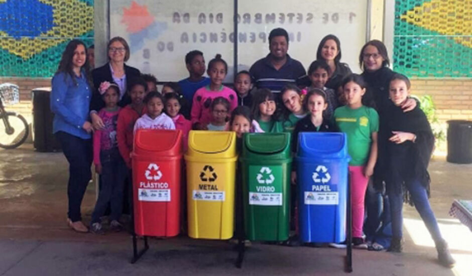 Kit para separação do lixo foi doado para escola Chico Mendes