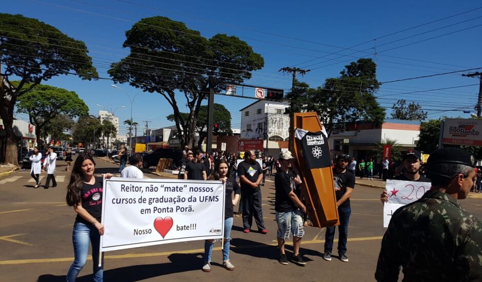 Protesto em 7 de setembro de 2018 contra o fim dos cursos na Universidade Federal de Mato Grosso do Sul