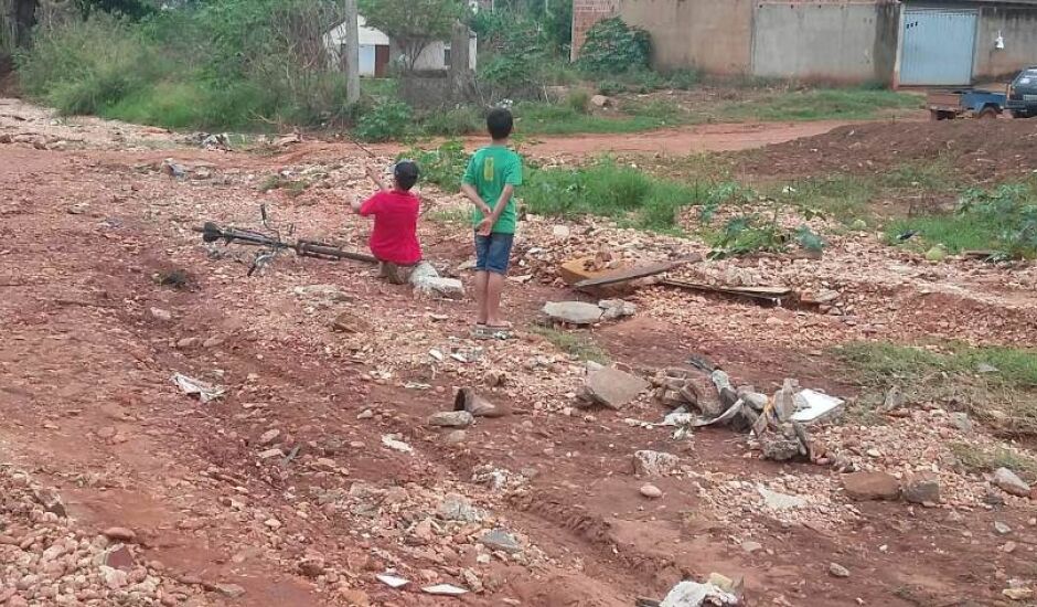 Crianças brincam em valeta na rua do bairro Daniel 5; chegada das chuvas pode agravar problemas e solução depende de recursos