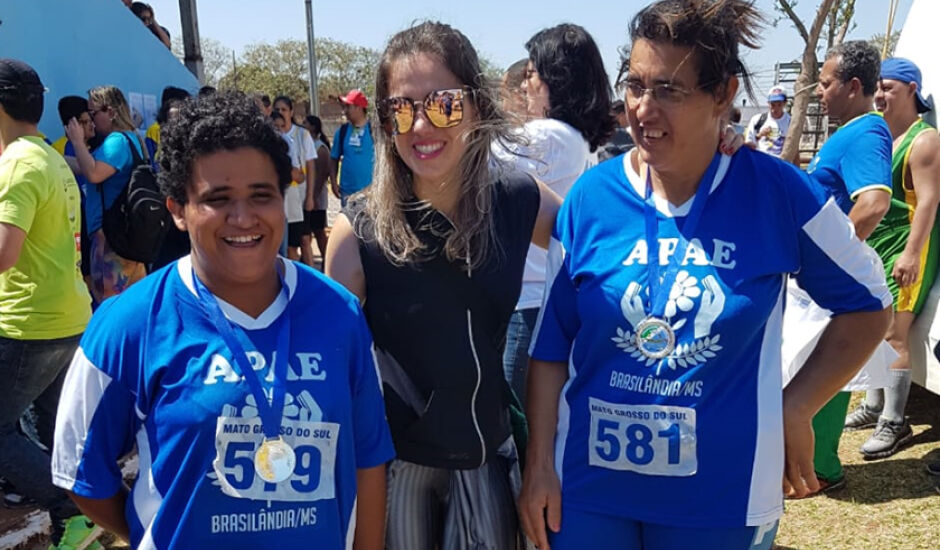 Alunas Maria Alice e Daiane com a instrutora física Deise Preto nas Olimpíadas, em Campo Grande