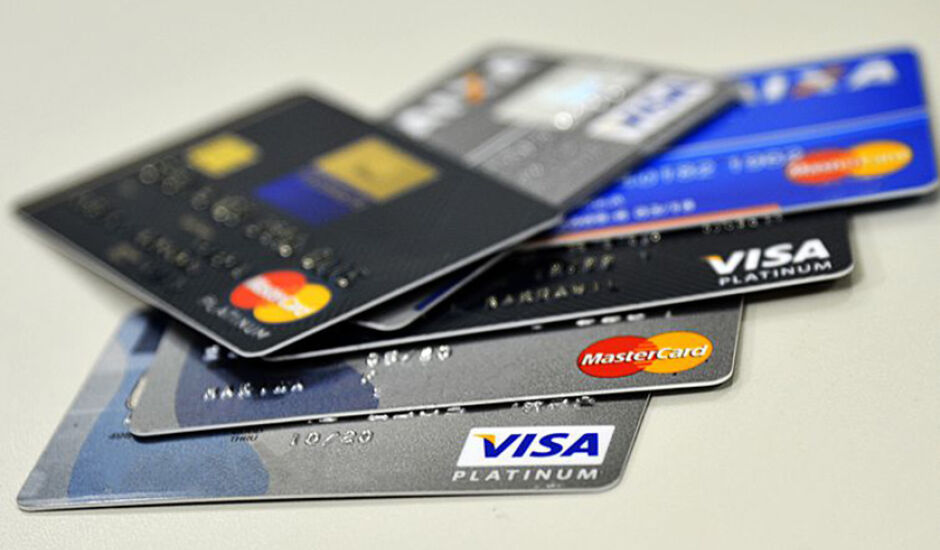 Taxa média do rotativo do cartão de crédito subiu 2,6 pontos percentuais e atingiu 274% ao ano