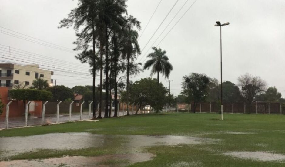Em Dourados, ruas e avenidas ficaram alagadas após 30 milímetros de chuva