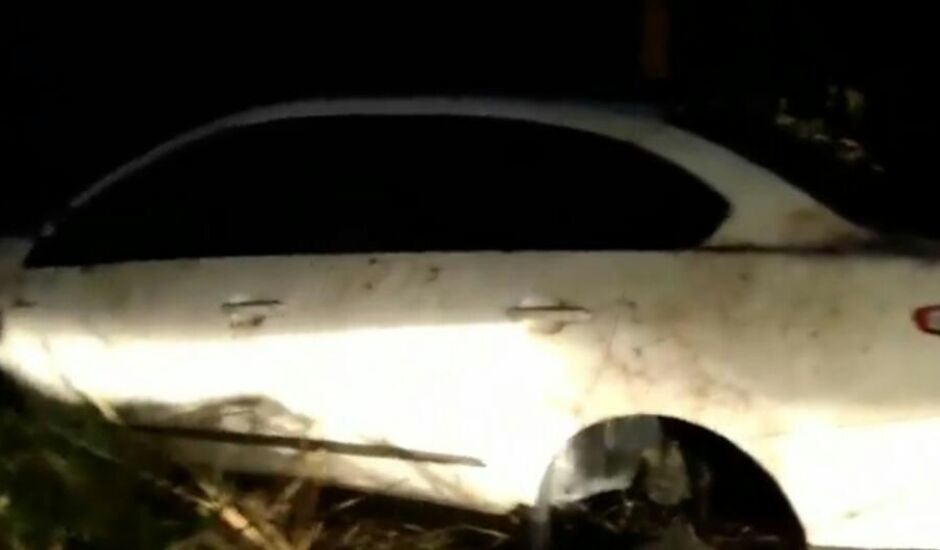 O carro foi roubado em Chapadão do Sul (MS) e estava sem as rodas e bateria